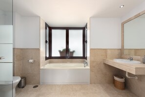 Douche, sèche-cheveux, serviettes fournies