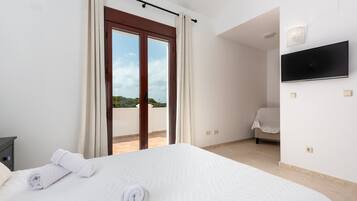 2 bedrooms, iron/ironing board, free WiFi, bed sheets