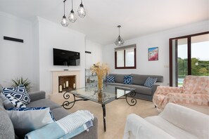 TV - Holiday Home 'Florida Home' with Sea View, Private Pool and Private Terrace (Casares)