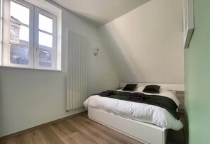 2 quartos, escrivaninha, ferros/tábuas de passar roupa, berço de viagem