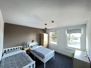 5 chambres, fer et planche à repasser, Wi-Fi, draps fournis
