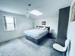5 bedrooms, iron/ironing board, WiFi, bed sheets