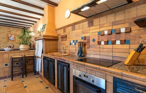 ثلاجة، موقد طهي مسطح، غسالة أطباق