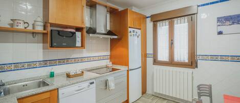 Frigorifero, microonde, forno, piano cottura