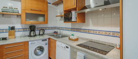 Een koelkast, een microgolfoven, een oven, een kookplaat