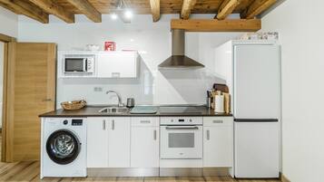 Kylskåp, mikrovågsugn, ugn och spishäll