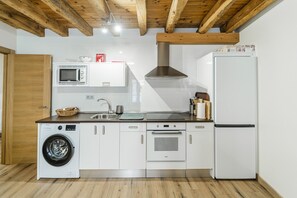 Een koelkast, een magnetron, een oven, een kookplaat