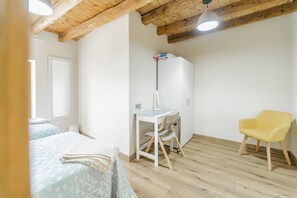 2 dormitorios, tabla de planchar con plancha, wifi gratis y ropa de cama