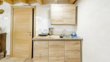 Kylskåp, mikrovågsugn, ugn och spishäll