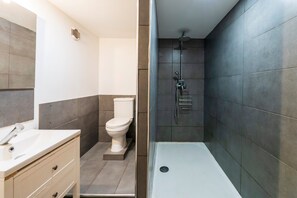 Douche, serviettes fournies