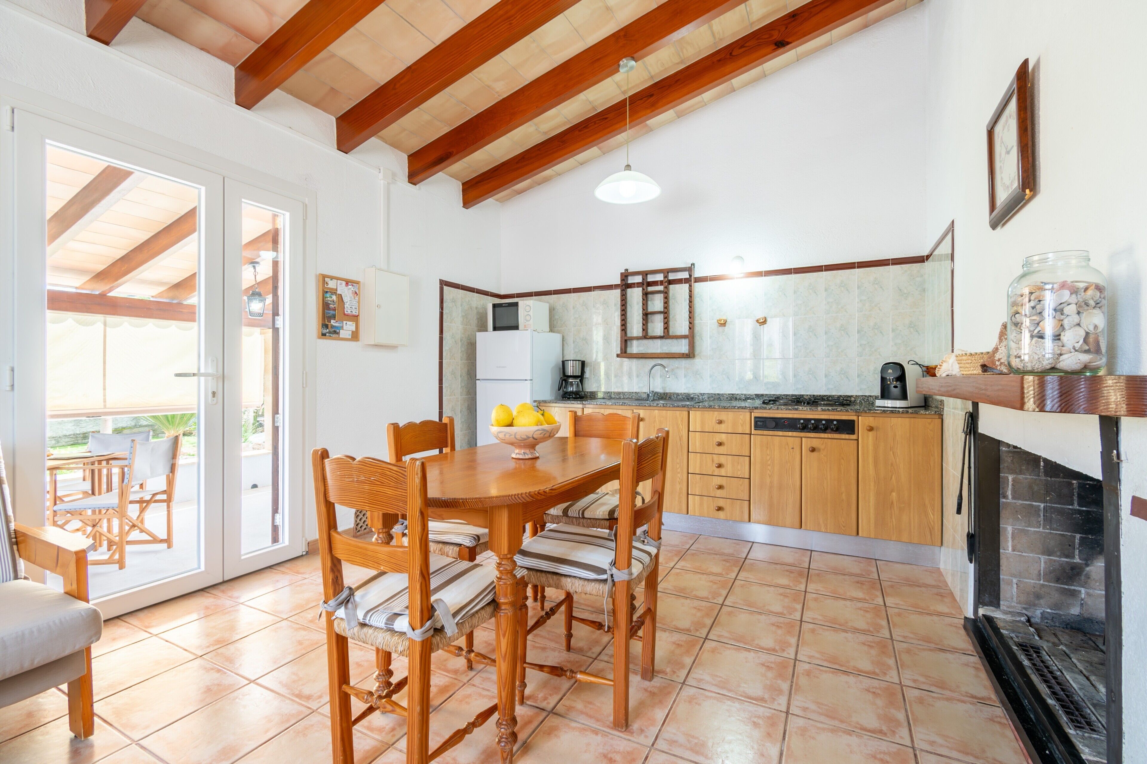 Kühlschrank, Mikrowelle, Wasserkocher mit Kaffee-/Teezubehör