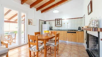 Kühlschrank, Mikrowelle, Wasserkocher mit Kaffee-/Teezubehör