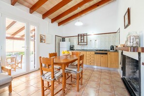 Frigorifero, microonde, macchina per tè/caffè, bollitore elettrico