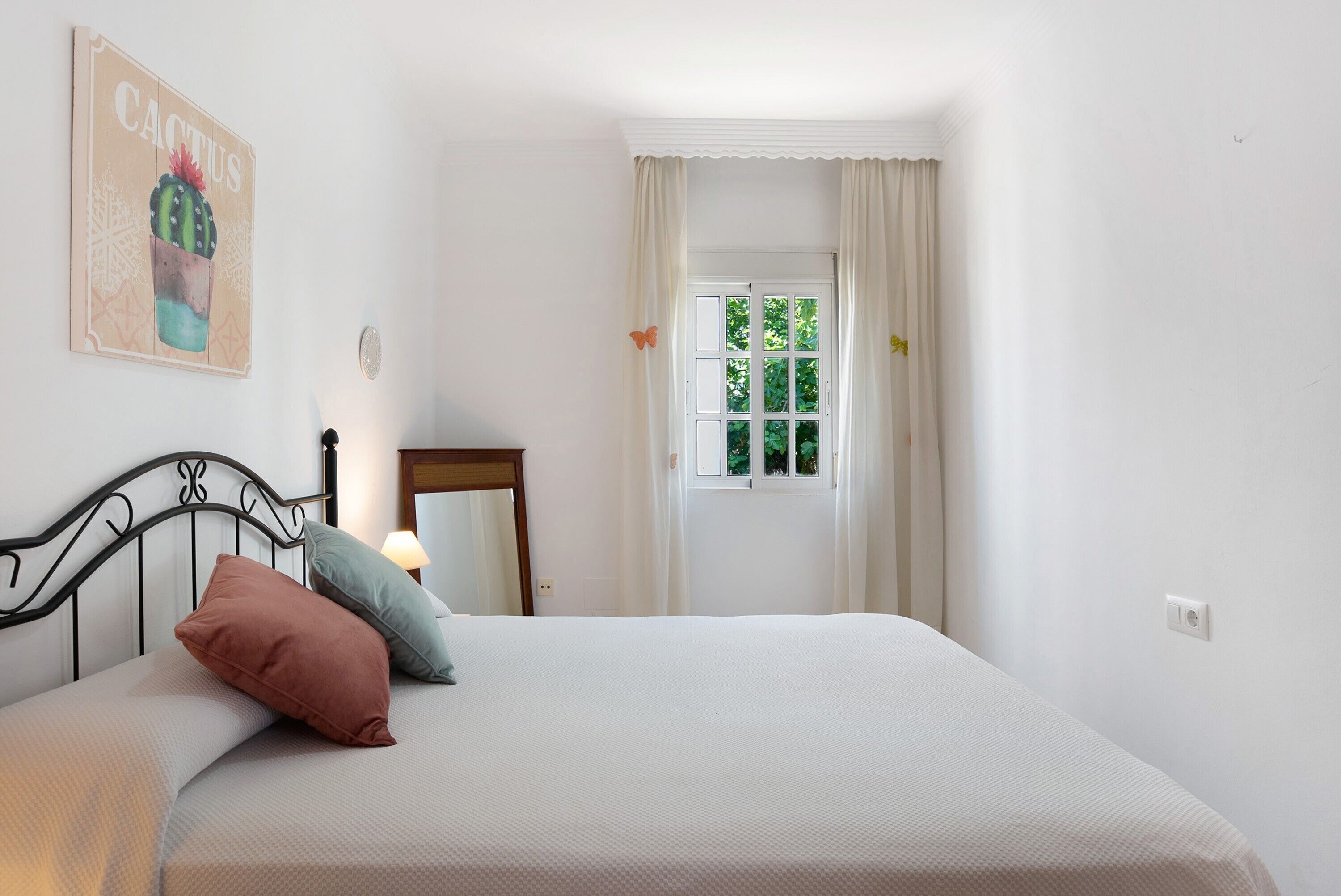 1 slaapkamer, een strijkplank/strijkijzer, gratis wifi, beddengoed