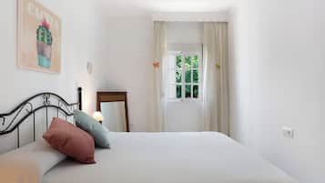 1 habitación, tabla de planchar con plancha, wifi gratis y ropa de cama