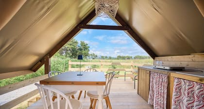 Glamping 'Tenda Safari Vicino Al Mare' avec jardin partagé, Wi-Fi et climatisation