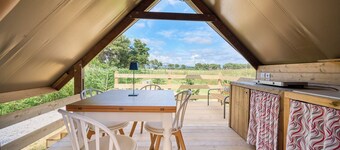 Glamping 'Tenda Safari Vicino Al Mare' with Shared Garden, Wi-Fi and Air Conditioning