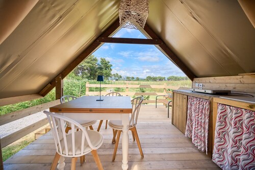 Glamping 'Tenda Safari Vicino Al Mare' with Shared Garden, Wi-Fi and Air Conditioning