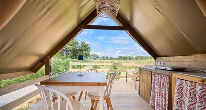 Glamping 'Tenda Safari Vicino Al Mare' with Shared Garden, Wi-Fi and Air Conditioning