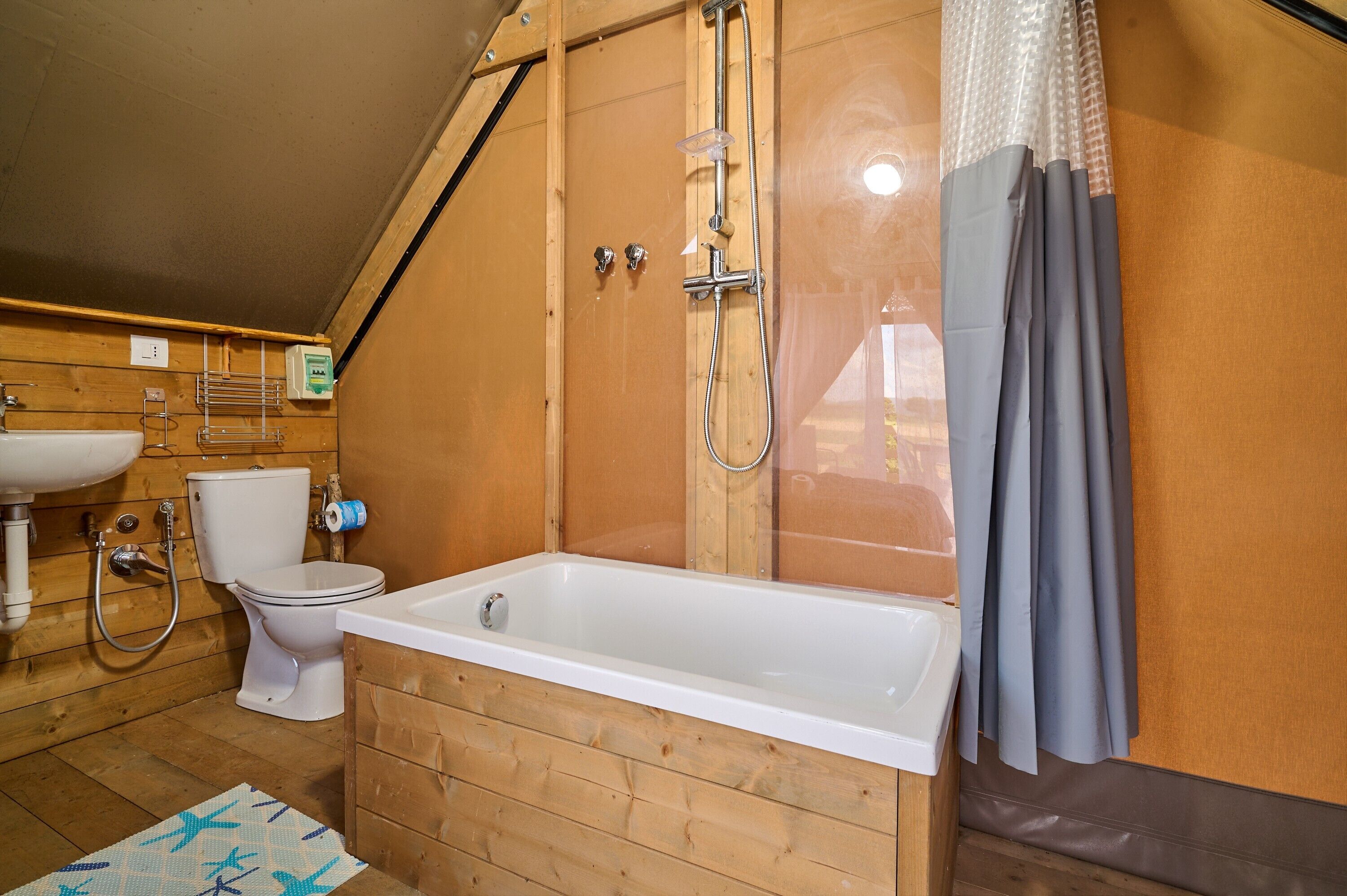 Suihku, hiustenkuivaaja, pyyhkeet