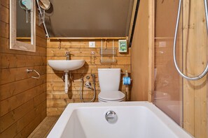 Een douche, een haardroger, handdoeken