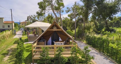 Glamping 'Tenda Safari Vicino Al Mare' avec jardin partagé, Wi-Fi et climatisation