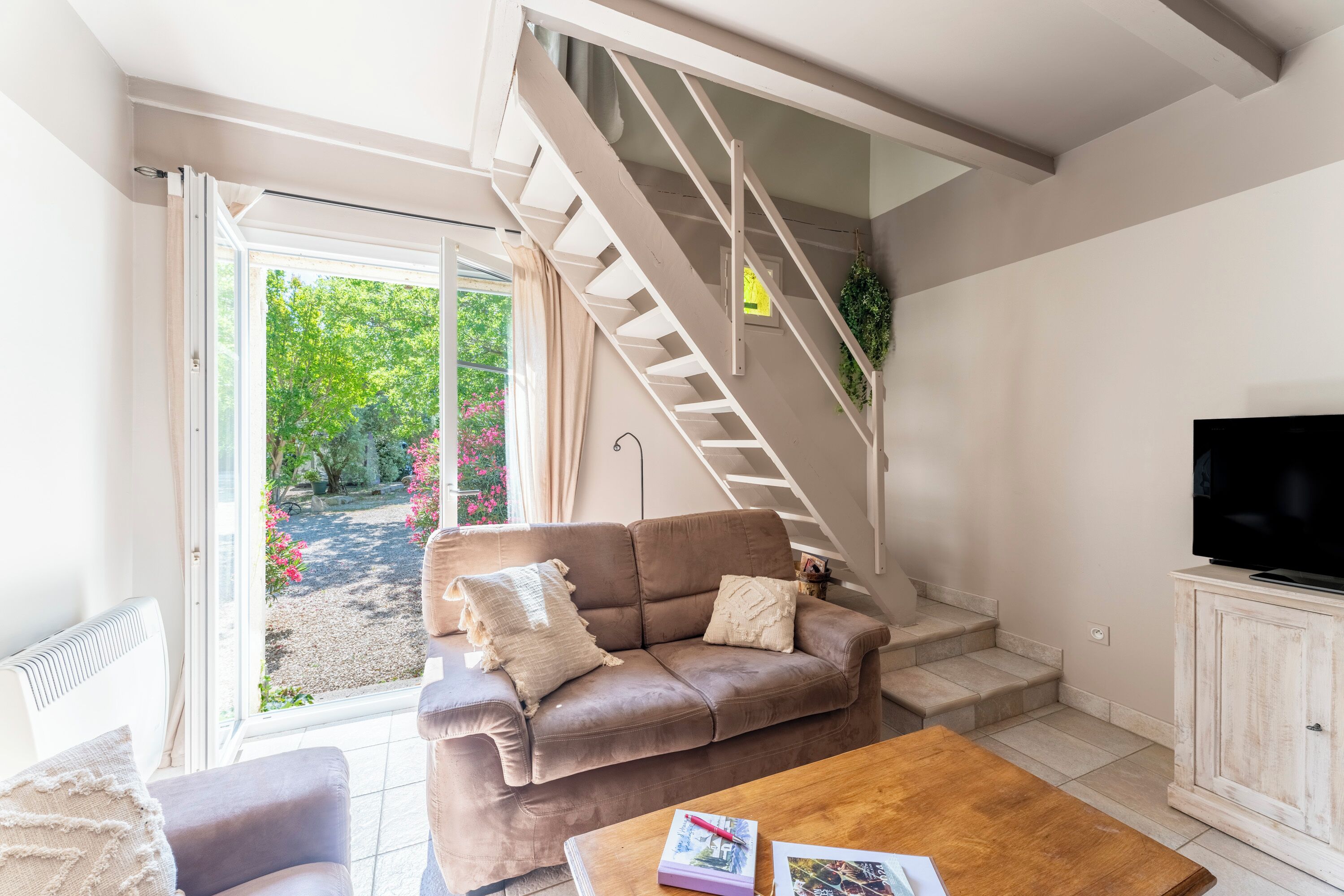 Télévision, table de tennis de table, chaîne hi-fi