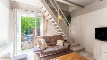 Televisie, een tafeltennistafel en een stereo