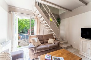 TV, ping pong, stereo - Le Mas Des Pins with Shared Pool, Wi-Fi and Air Conditioning (Graveson)