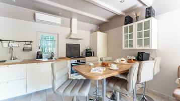 Een koelkast, een microgolfoven, een oven, een kookplaat