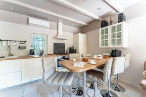 Fridge, microwave, oven, stovetop - Le Mas Des Pins with Shared Pool, Wi-Fi and Air Conditioning (Graveson)