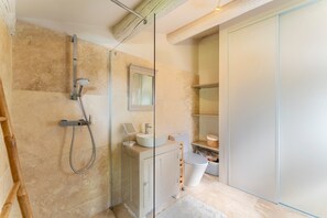 Douche, sèche-cheveux, serviettes fournies