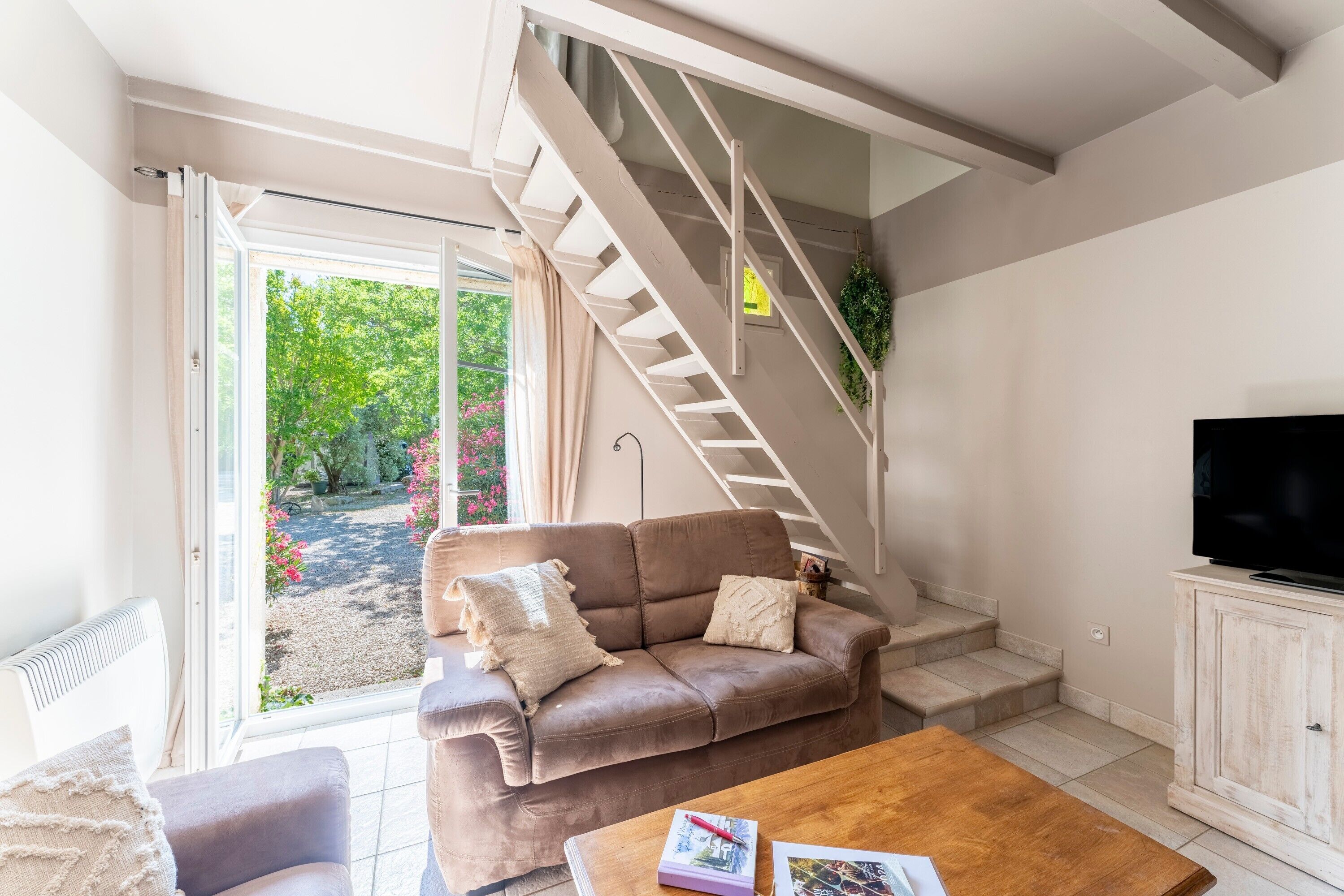 Télévision, table de tennis de table, chaîne hi-fi