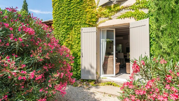 A house with a garden, a gravel path, and a door leading to a room. - Country House 'Le Mas' with Shared Pool, Wi-Fi, and Air Conditioning (Graveson)