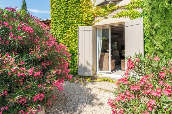 Exterior - Le Mas Des Pins with Shared Pool, Wi-Fi and Air Conditioning (Graveson)