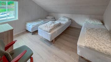 2 bedrooms, travel crib, internet