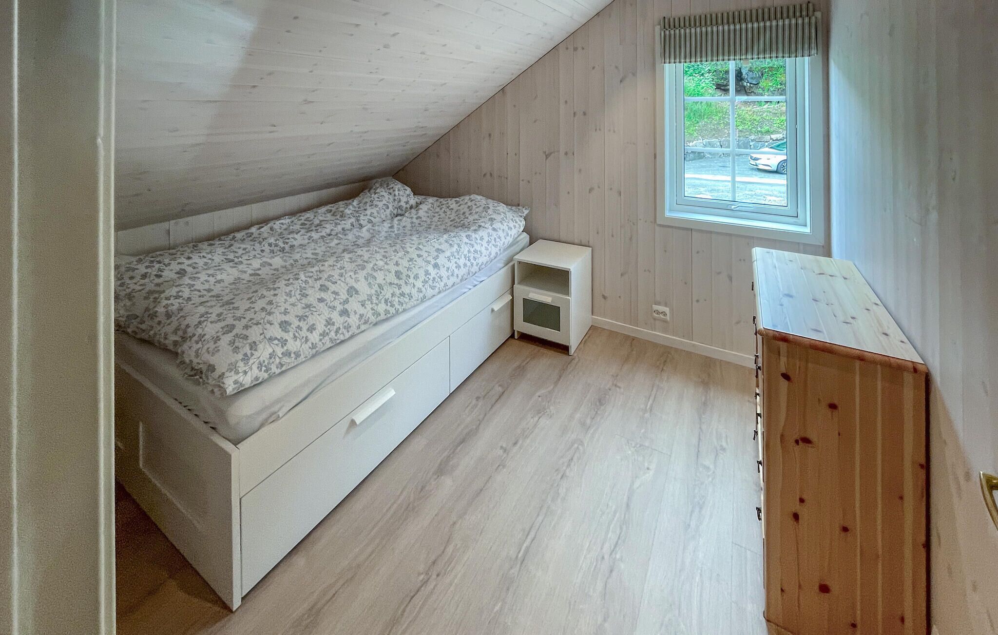 2 bedrooms, travel crib, internet