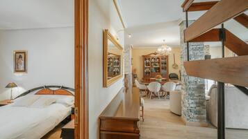 6 bedrooms, iron/ironing board, free WiFi, bed sheets