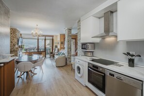 Réfrigérateur, four à micro-ondes, un four, surface de cuisson