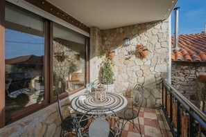 Outdoor dining - Country Home 'El Cedro' with Mountain View, Private Terrace and Wi-Fi (Abejar)