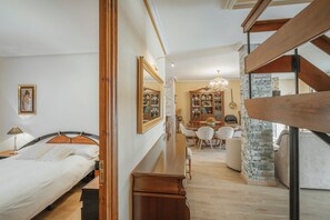 6 bedrooms, iron/ironing board, free WiFi, bed sheets