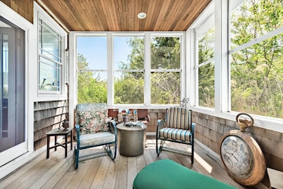 Secluded 7000sq foot  home 5 minutes from the beach and 15 minutes from Newport!