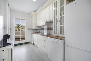 Réfrigérateur, micro-ondes, plaque de cuisson, lave-vaisselle