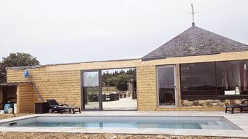 Una piscina cubierta, una piscina climatizada