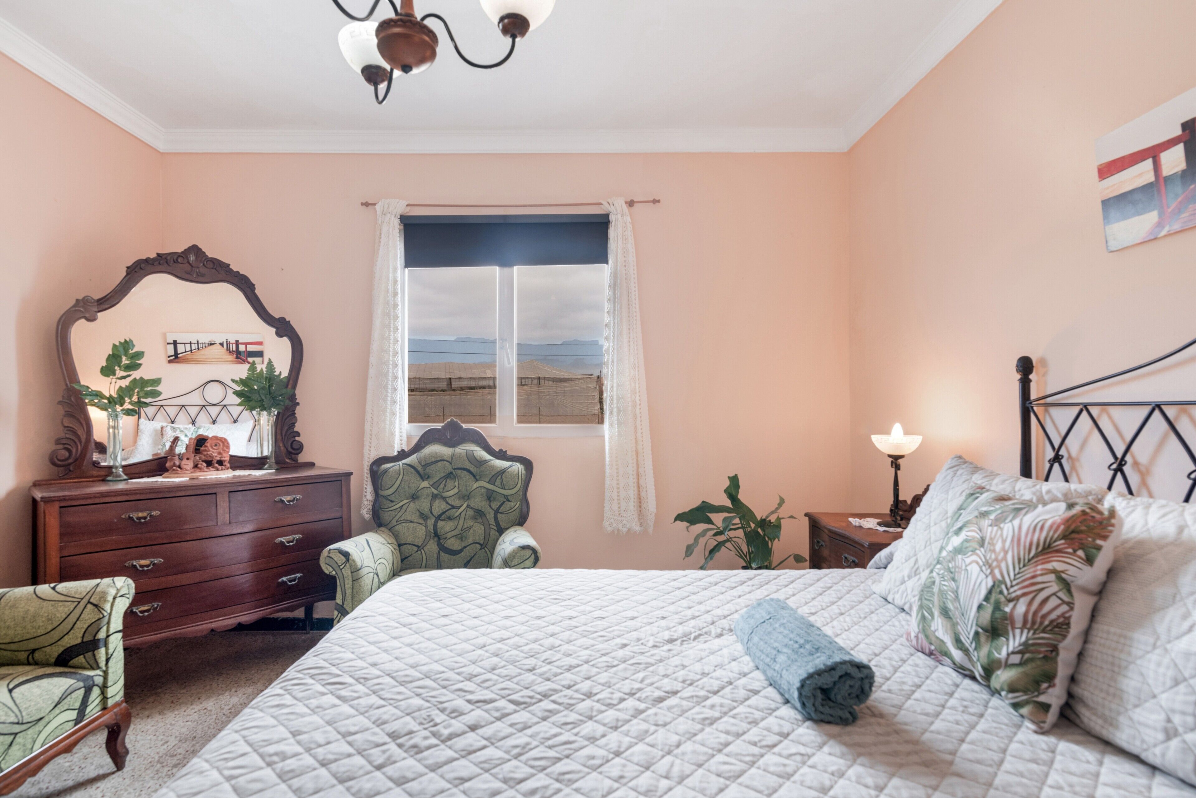 2 室のベッドルーム、WiFi (無料)、ベッドシーツ