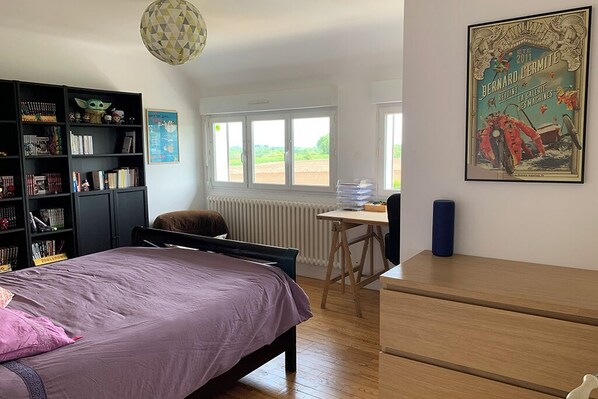 3 habitaciones, tabla de planchar con plancha, wifi y ropa de cama 