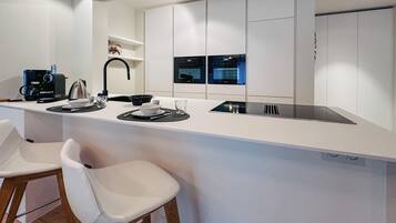 Fridge, microwave, stovetop, dishwasher