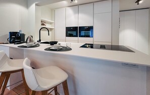 Kjøleskap, kokeplater, oppvaskmaskin og kaffetrakter/tekoker