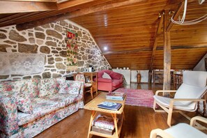 Living area - Null 'Casa Do Largo - Piso 1' with Shared Terrace, Shared Garden and Wi-Fi (Mendiga)