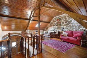 Living area - Null 'Casa Do Largo - Piso 1' with Shared Terrace, Shared Garden and Wi-Fi (Mendiga)